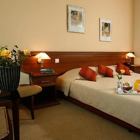 Hotel Expo - Free Airport Shuttle