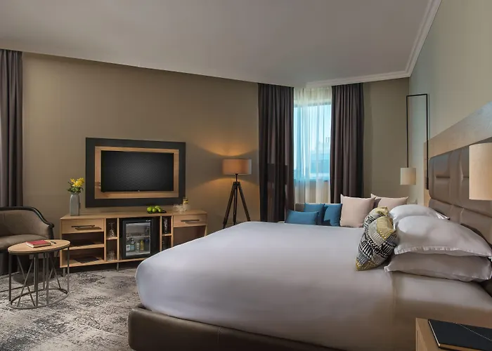 Hotel Expo - Free Airport Shuttle 4*