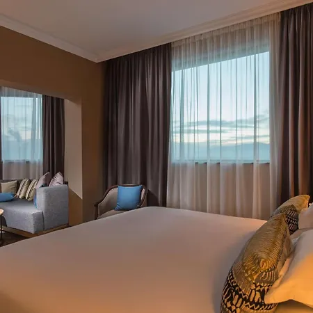 Hotel Expo - Free Airport Shuttle 4*