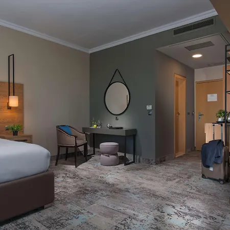Expo Hotel