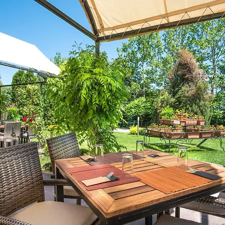 Expo - Free Airport Shuttle Отель