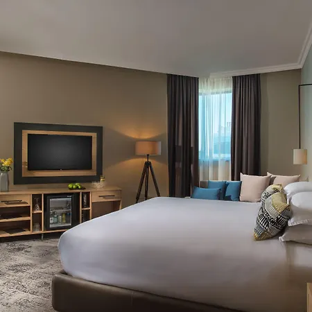 Hotel Expo - Free Airport Shuttle 4*