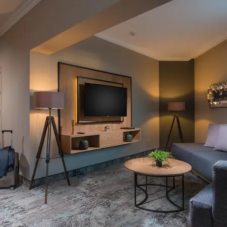 Expo - Free Airport Shuttle 4*