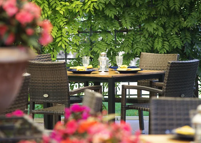 Hotel Expo - Free Airport Shuttle