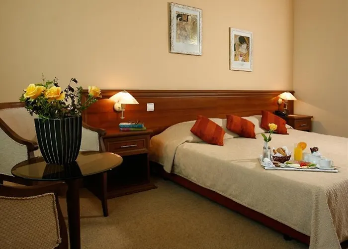 Hotel Expo - Free Airport Shuttle