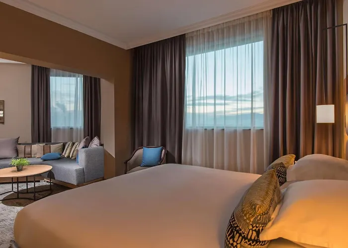 Hotel Expo - Free Airport Shuttle 4*