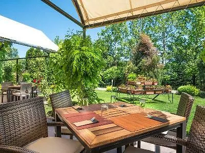 Hotel Expo - Free Airport Shuttle